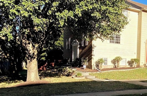 Hybla Valley House | Executive Private Room w bath near shopping