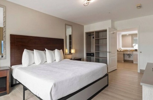 FM 1960 Hotel | Experience a Quiet Room & Outdoor Pool for a Perfect Relaxing Adventures