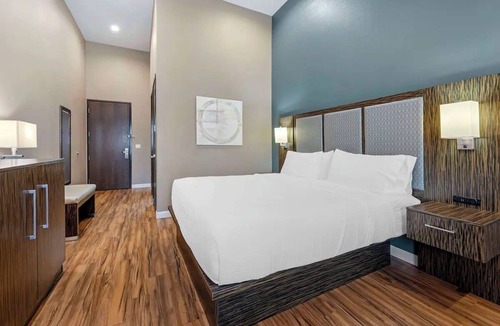 Pflugerville Hotel | Experience Comfort Near Lake Pflugerville - 3.5 miles | Free Parking & Breakfast