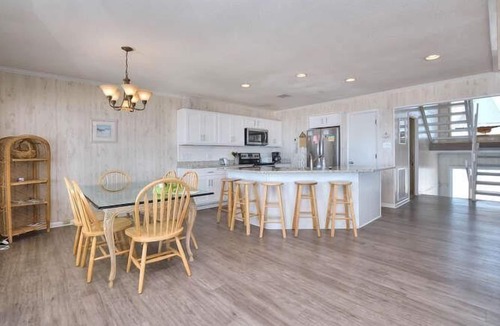 Long Beach Hotel | Experience oceanfront bliss at Therapy, a spacious 5BR house in Oak Island.