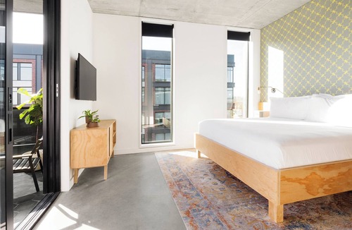 East Cesar Chavez Hotel | Experience Soothing Moments & Luxury! Private Balcony, Dog-friendly Property
