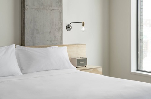 East Cesar Chavez Hotel | Experience Soothing Moments & Luxury! 2 Comfortable Units, City View