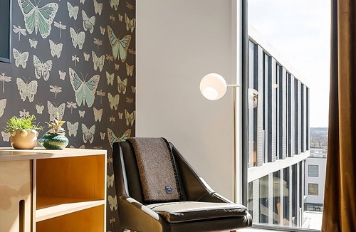 East Cesar Chavez Hotel | Experience Soothing Moments & Luxury! 2 Comfortable Units, City View