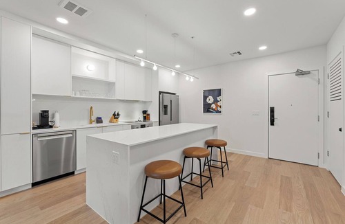 South Lamar Apartment | Experience Zilker & South Lamar from The Code | Private Balcony w/Pool, Bar