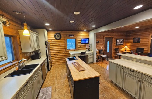 McHenry Ski Chalet | Exquisite 5-bedroom Knotty Pine Chalet on WISP Mountaintop
