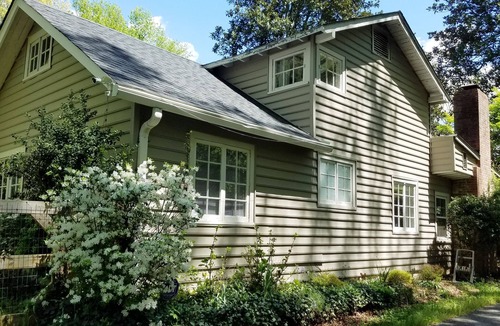 Columbus House | Exquisite Farmhouse with Hot tub 10 mins to TIEC