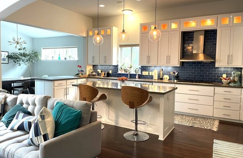 Bouldin House | Exquisite Home PLUS Detached Guesthouse Steps to SOCO - Perfect for a Group