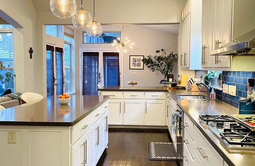 Bouldin House | Exquisite Home PLUS Detached Guesthouse Steps to SOCO - Perfect for a Group