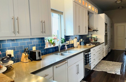 Bouldin House | Exquisite Home PLUS Detached Guesthouse Steps to SOCO - Perfect for a Group