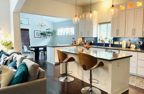 Bouldin House | Exquisite Home PLUS Detached Guesthouse Steps to SOCO - Perfect for a Group
