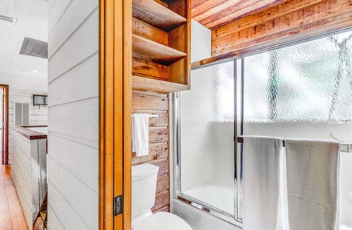 Lost Creek House | Exquisite home with pool, central AC, fast WiFi, balcony, deck, & washer/dryer