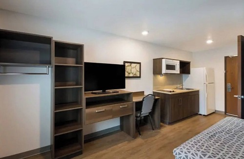 Austin Hotel | Extended Stay Gem in a Queen Bed Room – Kitchen, Comfort & Pet Access