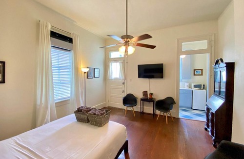 Esplanade Ridge Apartment | Fab Studio on Tree-Lined Street w City Bikes