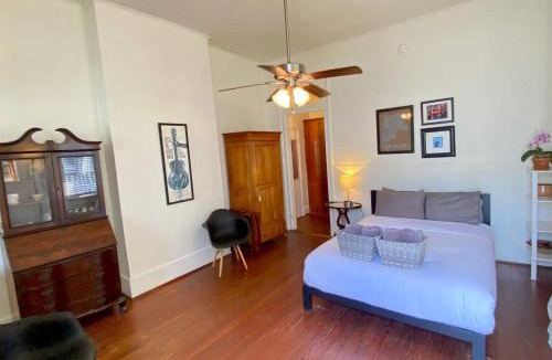 Esplanade Ridge Apartment | Fab Studio on Tree-Lined Street w City Bikes