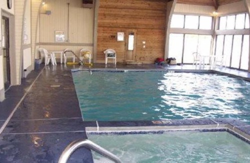 New Bern Condo | Fabulous 2BR Condo with Indoor Pool
