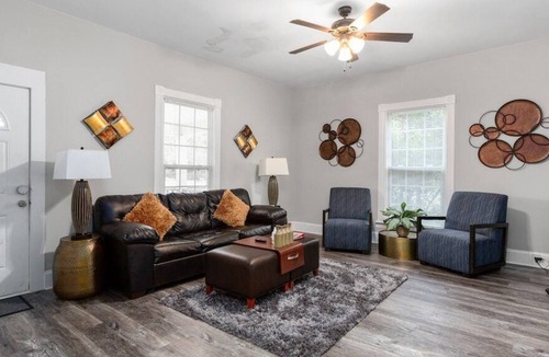 Burlington House | Fabulous 3BR bungalow Close to Downtown Fast WiFi