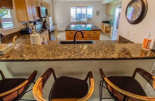 Alii Heights Mauka House | Fabulous 7 br 22 ocean view pool estate!