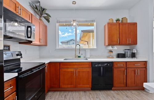 Kalaeloa House | Fam Friendly Townhouse in heart of Kapolei! With pool&gym. Mins to beaches&more.