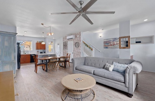 Kalaeloa House | Fam Friendly Townhouse in heart of Kapolei! With pool&gym. Mins to beaches&more.