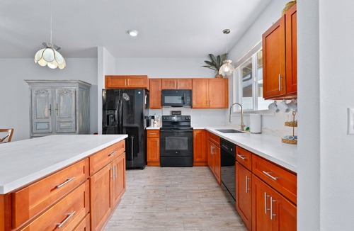 Kalaeloa House | Fam Friendly Townhouse in heart of Kapolei! With pool&gym. Mins to beaches&more.
