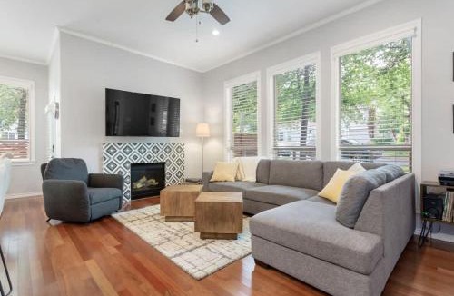 Zilker House | Family 3BR 2BA 1810SQFT Bright Spacious Home with Private Yard in Zilker
