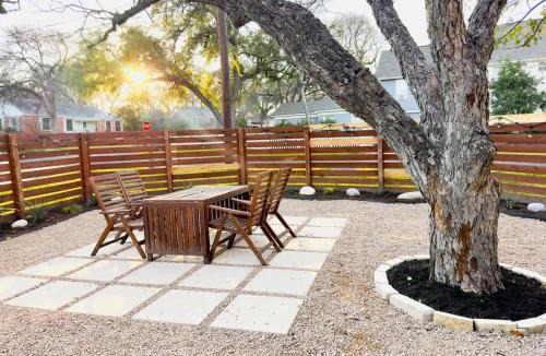 Zilker House | Family 3BR 2BA 1810SQFT Bright Spacious Home with Private Yard in Zilker
