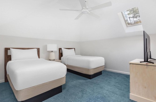 Sea Scape Hotel | Family 4BR Loft Suite w/Kitchen: 1.1 mi to Kitty Hawk Beach & Coastal Reserve