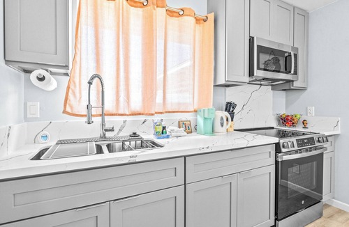 McCully - Moiliili House | Family-friendly 2BD 2BA 2 Parkings Honolulu Home