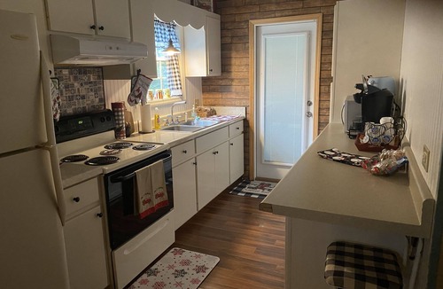 Tifton Cottage | Family friendly country cottage 3 min to I75 -3 bedroom 1 bath central ac & heat