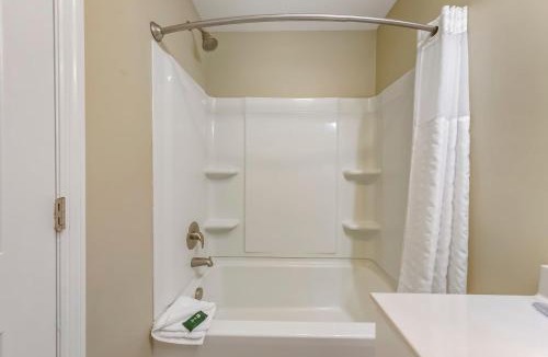 Fairfield Harbour Apartment | Family Friendly Lakefront Condo- Pools Fishing & Fun in New Bern