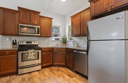 Hardwick Cottage | Family Friendly Lakefront Cottage/Home Theatre/Bunk room