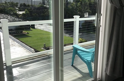 Kalama Tract Apartment | Family friendly Quiet Kailua Beachside lane, steps to lane private beach access
