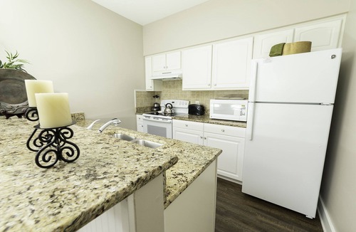 Lackey Condo | Family Friendly Resort Cottage - Sleep 6 - Close to Theme Parks & Attractions