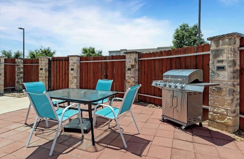 Pflugerville Hotel | Family-Friendly Room w/Free Breakfast | Lake Pflugerville – 3.5 miles