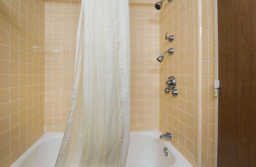 Perry Hotel | Family-Friendly Rooms near The Swanson | Free Onsite Parking & Daily Breakfast
