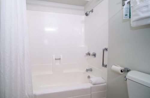 Kahului Hotel | Family Getaway! 3 Pet-Friendly Units, Outdoor Pool, Close to Paukukalo Beach!