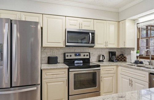 Lithonia House | ✩Family Getaway ✩Game room ✩Pet Friendly ✩Sleeps 15 ✩
