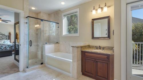 Folly Field Villa | Family Getaway, Walk to Beach, Balcony