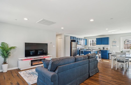 Annapolis House | Family/Group Retreat Near USNA stadium & Downtown Annapolis; Private yard