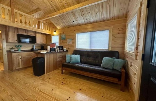 Holly Ridge Cabin | Family + Pet-Friendly Cabin w/Loft | Surf City