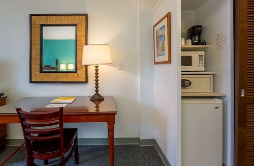 Ala Moana House | Family Retreat! 3 Great Units, Pet-Friendly, Onsite Pool, Near Great Lawn