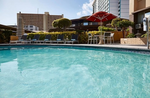 Ala Moana House | Family Retreat! 3 Great Units, Pet-Friendly, Onsite Pool, Near Great Lawn