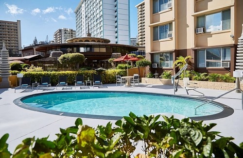 Ala Moana House | Family Retreat! 3 Great Units, Pet-Friendly, Onsite Pool, Near Great Lawn