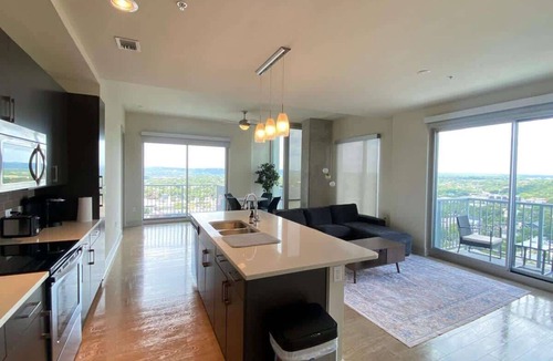 West End Apartment | Fantastic 2-bedroom Austin Downtown. W/Pool