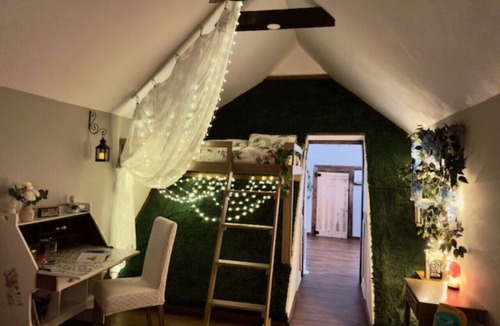 Anderson House | Farm Loft Home-Away from Home-Sleeps 5 Peaceful Nature Escape Farm Animals