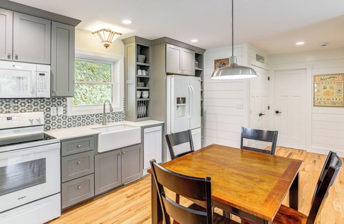 Hendersonville Cottage | Farm On-Site: Mtn-View Cottage in Hendersonville!