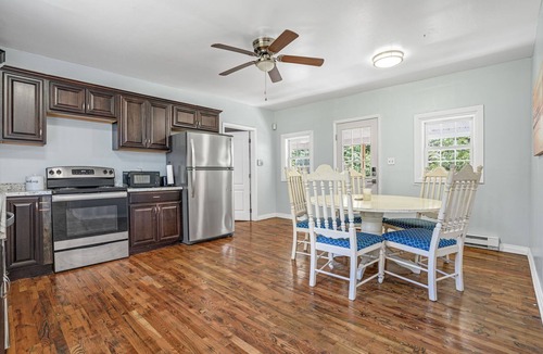 Dalbys Apartment | Farmhouse Sunset | Renovated Duplex - A Boater