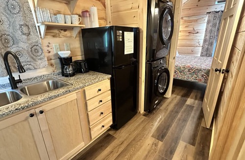 Union Mills Cabin | Feelin' Feisty - Hot Tub, Fireplace, Hike