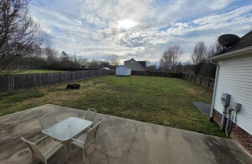 Baxter House | Fenced backyard! 6 miles to Cookeville Boat Dock!