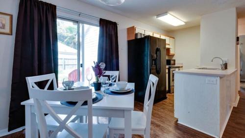 Savannah House | Fenced Backyard & Grill Near Historic District